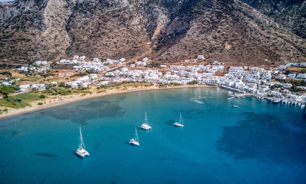 H βρετανική εφημερίδα Express ξεχωρίζει τη Σίφνο ως ιδανικό τουριστικό προορισμό για το 2024